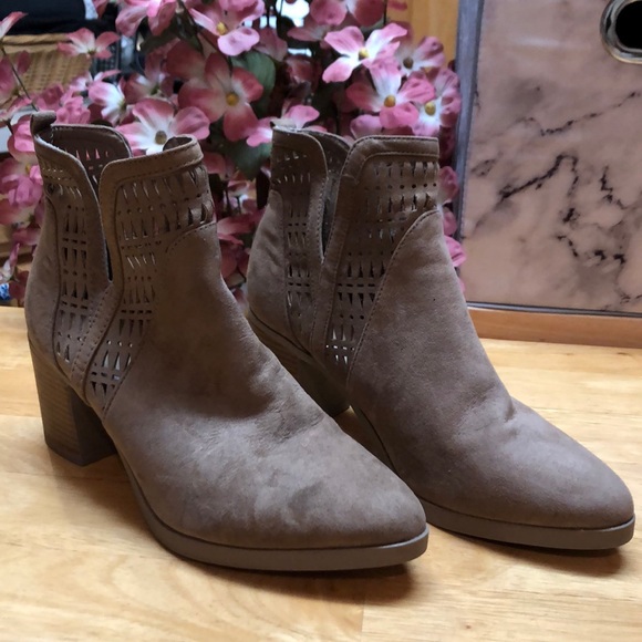 Taupe Suede Ladies Size 7 Fashion Boots 🥾 - Picture 1 of 10